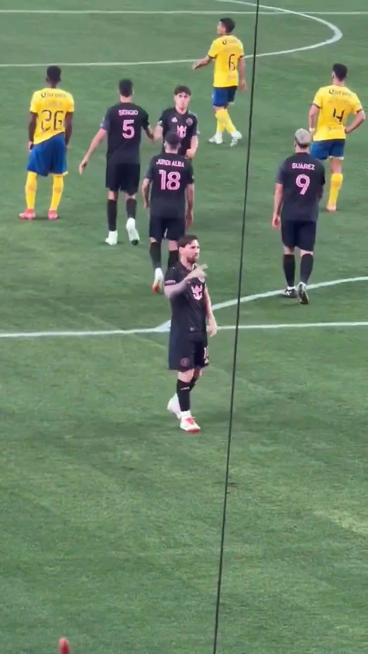 阿媒：墨西哥球迷开场骂梅西，梅西破门做手势‘我三颗星，你呢’