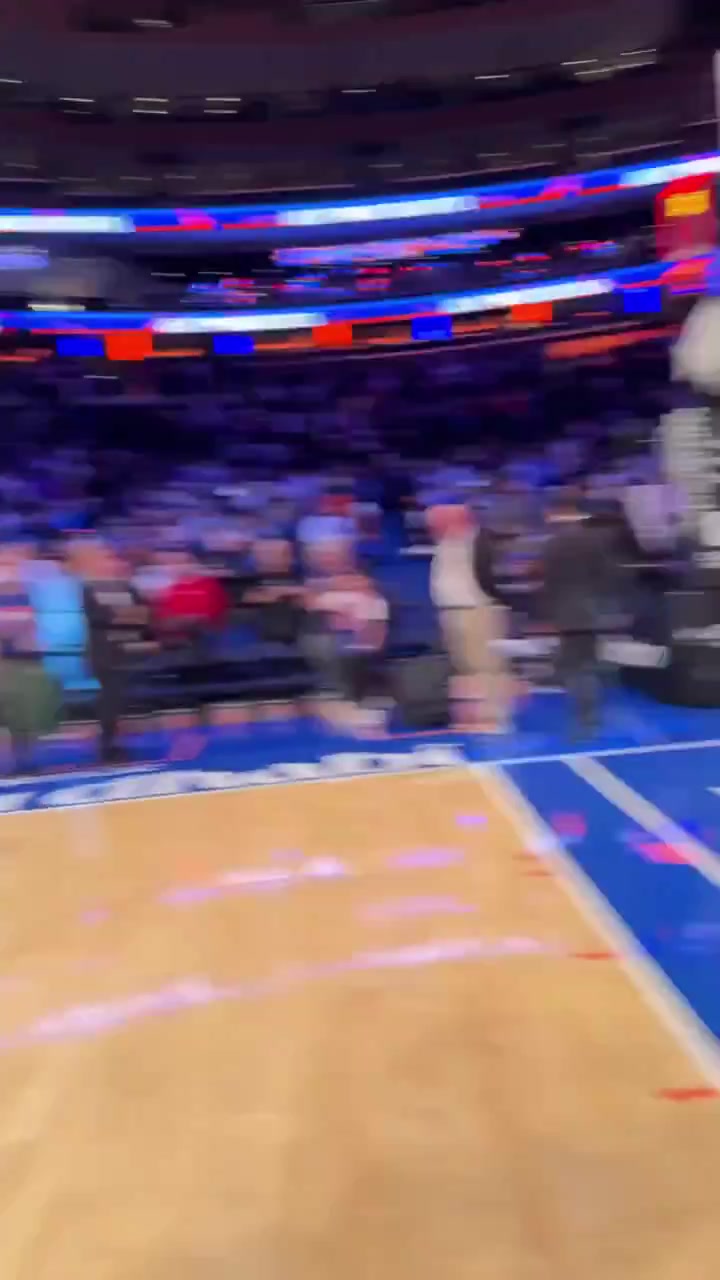 乐子人🤣！布伦森赛后接受采访时被哈特拍屁股 后者疯狂逃串