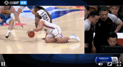 艾孜买提和洛夫顿争夺地板球 双方缠斗在一起  裁判判罚小胖违体
