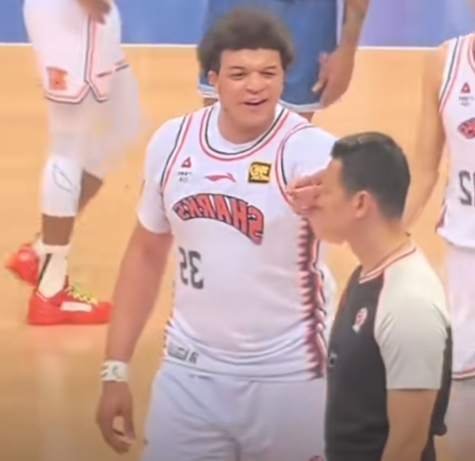 官方：洛夫顿对裁判使用不当手势&发表不当言论合计停赛2场 罚5万