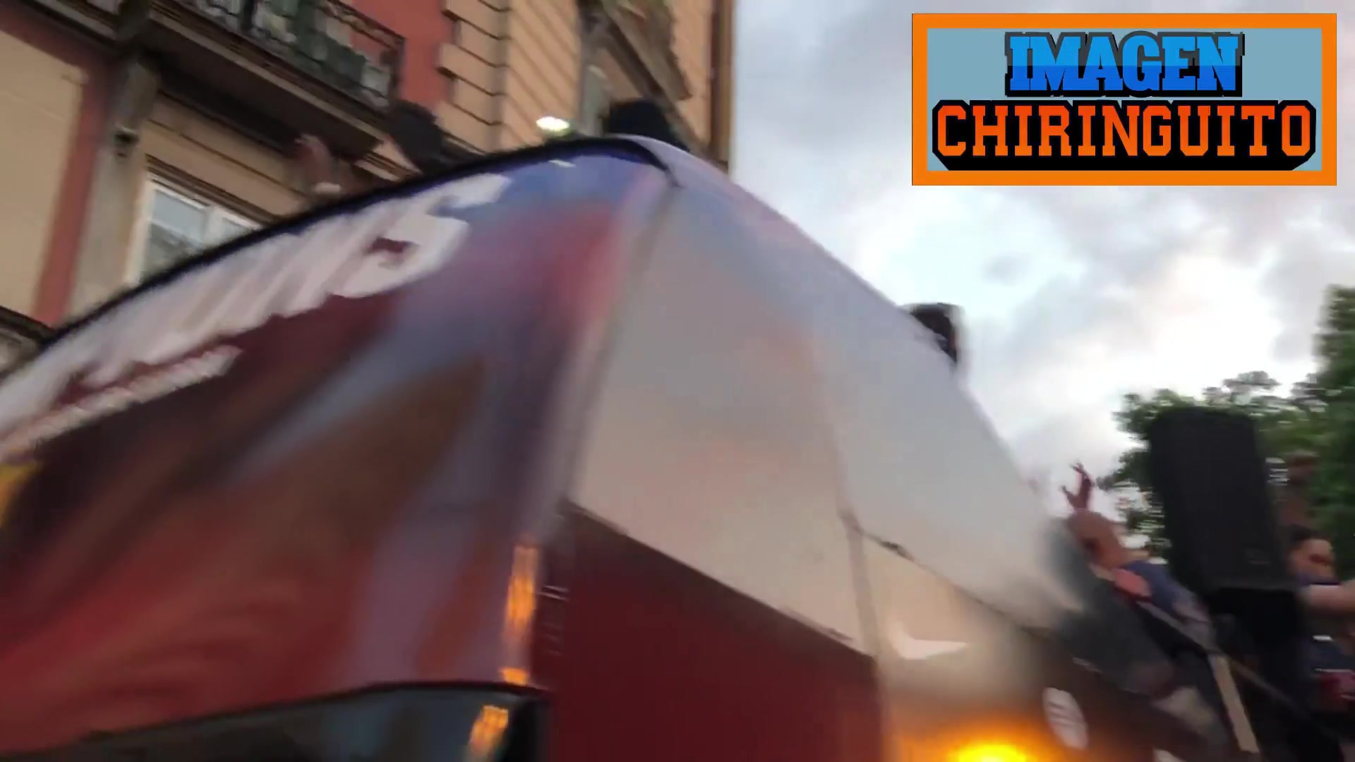 这图的含金量🤩！亚马尔在大巴上，披着印有梅西为其洗礼的衣服