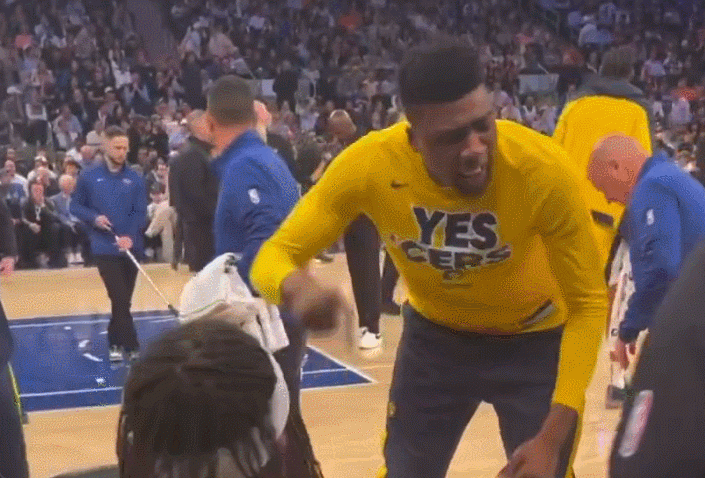 特纳：TMD不给哨啊！托布：裁判不吹但我们得专注防守