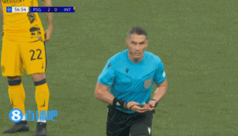 场边抱怨判罚，小因扎吉被裁判出示黄牌