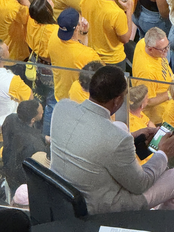 场边玩纸牌游戏！A-史密斯：想不到吧我能一心多用 总决赛将抢七